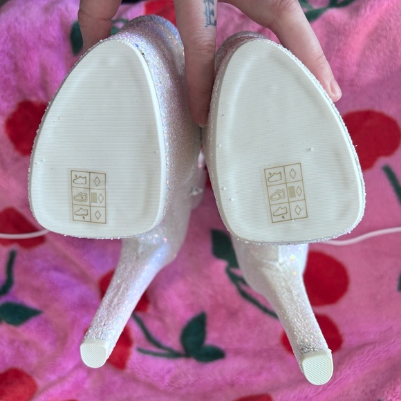 YRU Xtra- Mya White Star Glitter Platform Boots - Picture 3 of 15